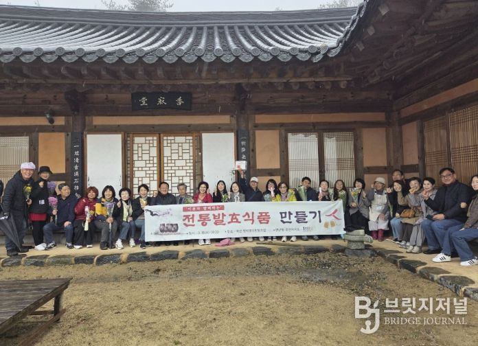 만년동 주민자치회 쌍지암 방문 기념촬영
