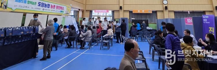 강진군이 지난 19일 도암문화회관에서 찾아가는 농촌 왕진버스 사업을 진행했다.