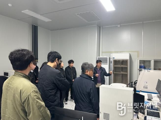 한국자산관리공사 직원들이 경남테크노파크 나노융합센터를 방문해 나노 관련 시험 장비를 살펴보고 있다.