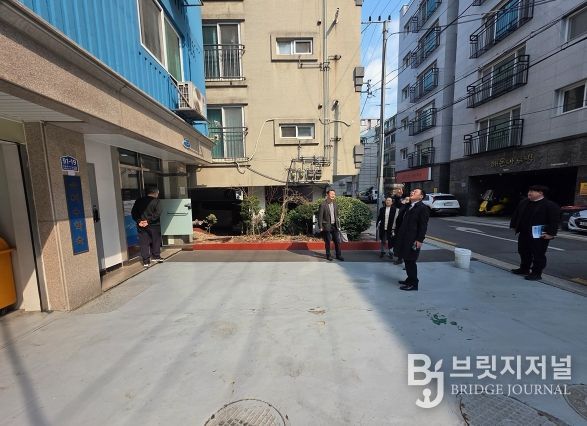 부시장이 서울 도봉구 창동에 위치한 여수학숙을 방문해 생활실과 공용시설을 직접 둘러보며 시설 현황을 점검하고 있다.