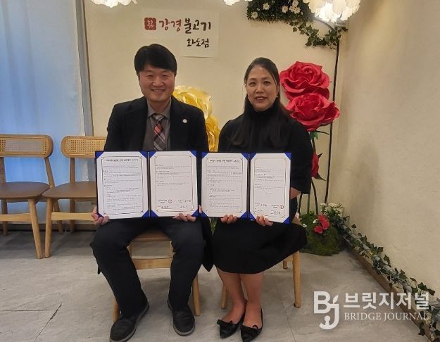 협약식 사진 / (좌) 윤인규 원장, (우) 전해숙 대표