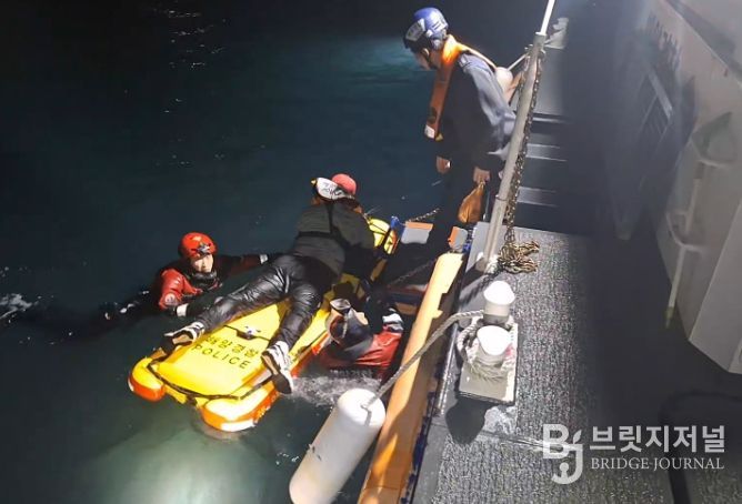 사천해경이 낚시객 고립자를 구조보드를 이용하여 구조 중인 모습
