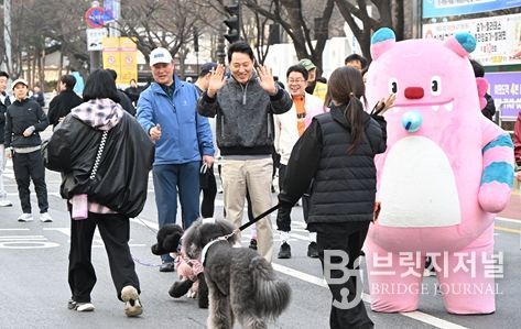 오세훈 서울시장이 22일(일) 오전 여의도공원에서 열린 '쉬엄쉬엄 모닝'에서 반려견과 함께 참여한 시민들의 완주를 응원하고 있다.