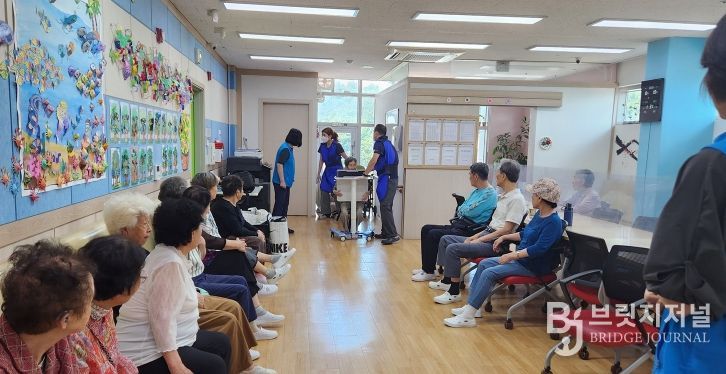 구로구가 경로당에서 어르신들을 대상으로 결핵 이동검진을 실시하고 있다.