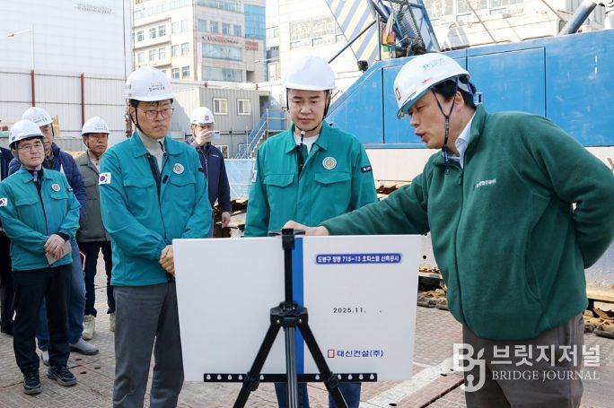 오언석 도봉구청장(가운데)이 지역 내 한 오피스텔 신축공사장에서 현장 관계자로부터 공사 추진현황에 대한 설명을 듣고 있다