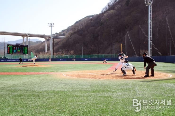 2025년 밀양 스포츠파크 야구장에서 열린 ‘2025 신세계 이마트배 전국고교 야구대회’ 경남고와 용인시야구단 경기 모습