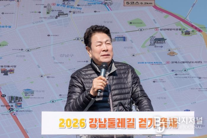 21일 ‘2026 강남둘레길 걷기 축제’에서 이호귀 의장이 축사를 하고 있다.