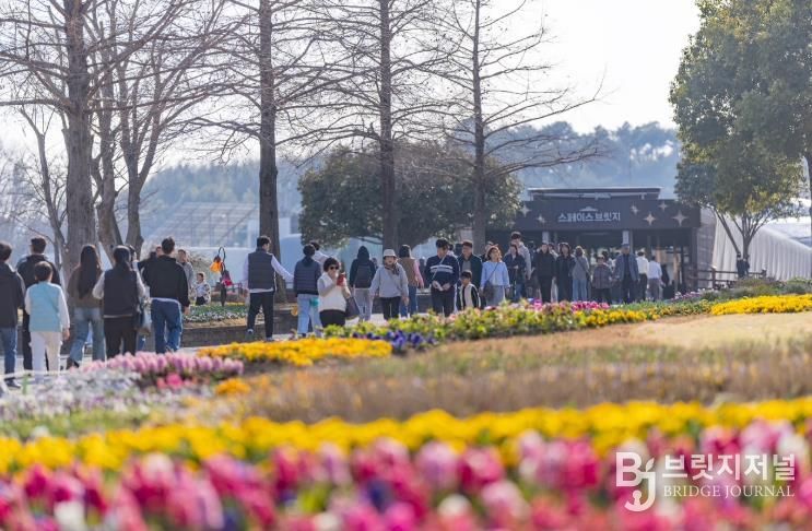 봄을 맞아 순천만국가정원을 찾은 사람들(2026년)