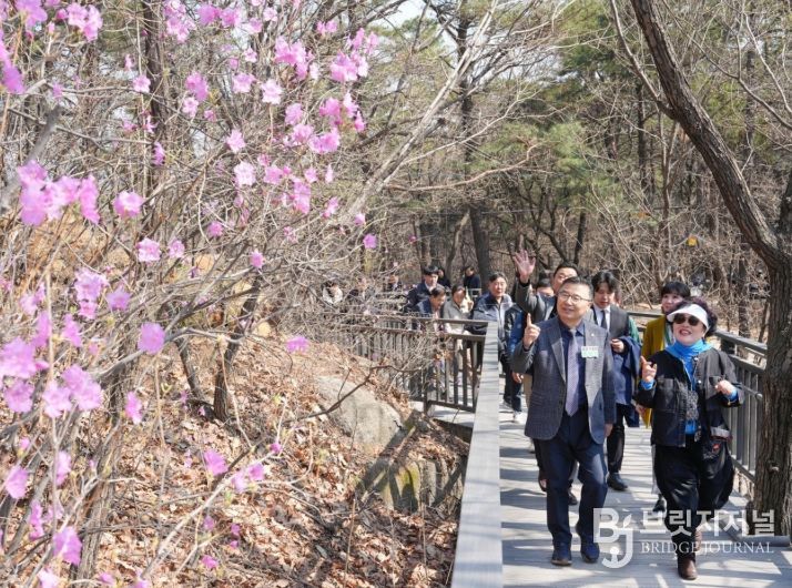주민들과 걷기 중인 류경기 중랑구청장