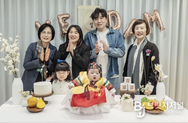 지난 23일, 이수희 강동구청장이(두 번째 줄 왼쪽에서 첫 번째) 강동어린이회관 ‘셀프 스튜디오’를 찾은 가족들과 기념 촬영을 하고 있다.