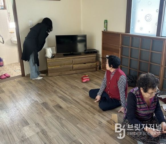 읍면동 행정복지센터 담당 직원이 관내 경로당을 방문해 생활가전의 노후도 및 고장 여부를 확인하고 있다.