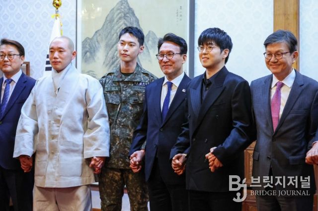 김민석 국무총리가 23일 삼청동 총리서울공관에서 열린 생명대사 및 천명수호처 만찬간담회를 주재하고 있다.