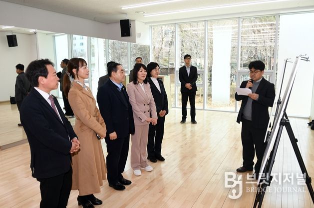 영등포 제3스포츠센터를 방문한 행정위원회 위원들이 공사 현황과 개관 준비 상황 등을 보고받고 있다.