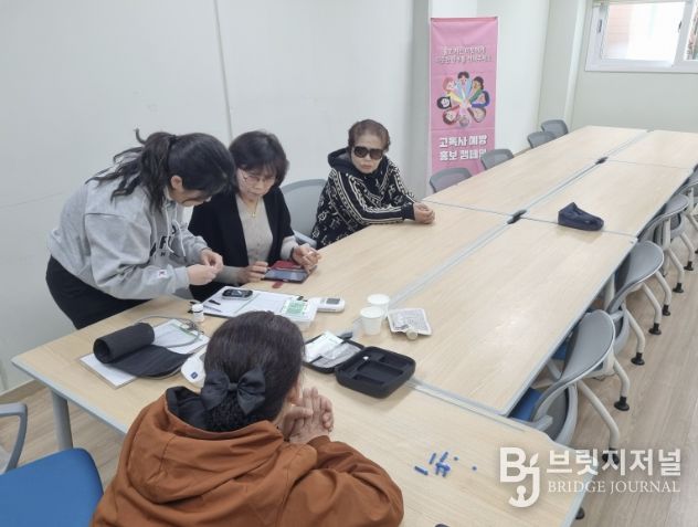 배방읍 찾아가는 보건복지팀 직원들이 '안녕해유' 캠페인 참여 어르신들을 대상으로 건강 검진을 실시하고 있다.