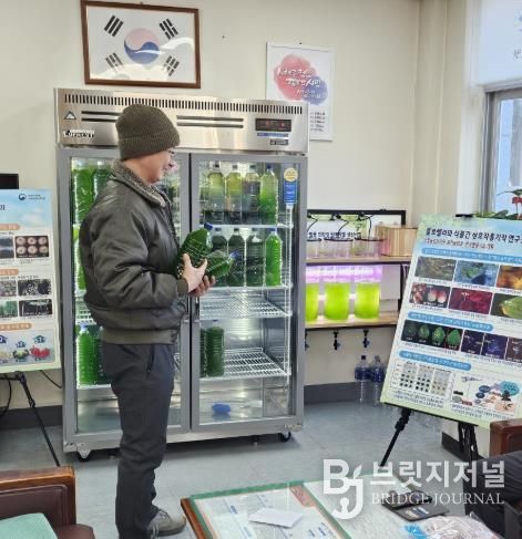 천안시농업기술센터가 실증시험 처리를 위한 현장조사를 진행하고 있다.