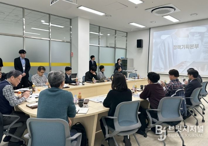 한국재료연구원이 선샤인 밀양 테마파크 네이처에코리움 회의실에서 새로운 도약전략 발표회를 진행하고 있다.