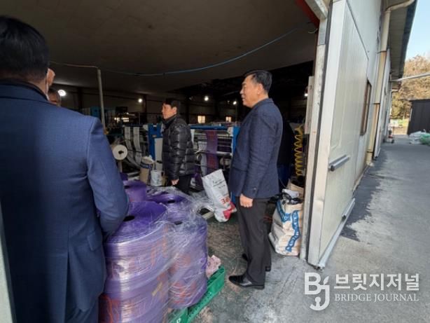 시 관계자가 종량제봉투 제조사를 방문해 원료 수급 상황을 점검하고 공급에 문제가 없음을 확인했다