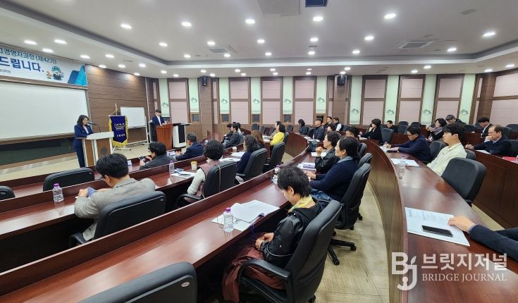 경상국립대학교 경영대학원은 3월 24일 저녁 7시 가좌캠퍼스 경영대학 최고경영자과정 강의실에서 ‘최고경영자과정(AMP) 제42기 입학 및 개강식’을 개최했다.