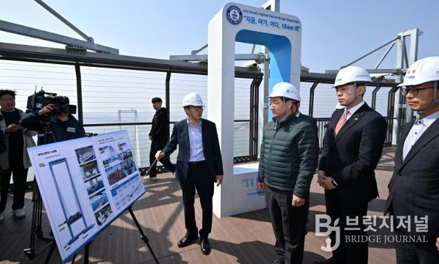 유정복 인천광역시장이 25일 청라하늘대교에서 개장을 앞둔 관광시설을 점검하고 있다.