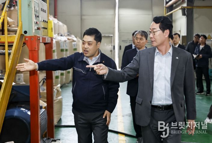 정명근 화성특례시장이 25일 관내 보온재 제조업체를 방문해 원재료 수급상황을 점검하고 있다.