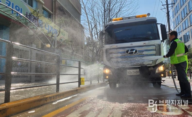 서초구, '새봄맞이 대청소'로 도심 환경정비 마무리