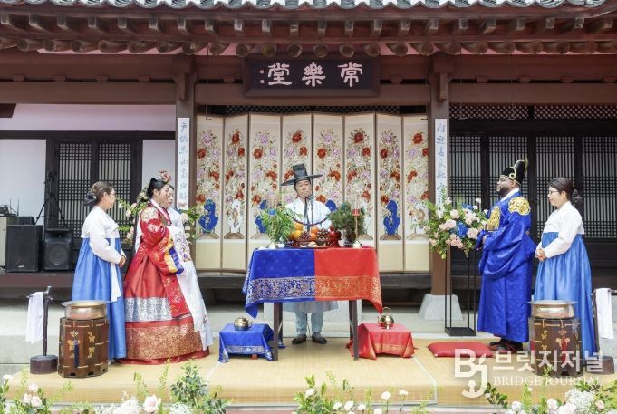 관악구 전통야외소극장에서 전통 혼례를 치르는 부부