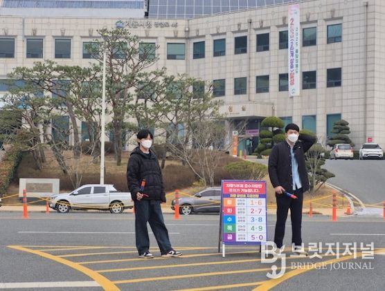 충남 계룡시는 25일 에너지 위기 ‘주의’ 격상에 따라 공공기관 차량 5부제를 본격 시행했다.