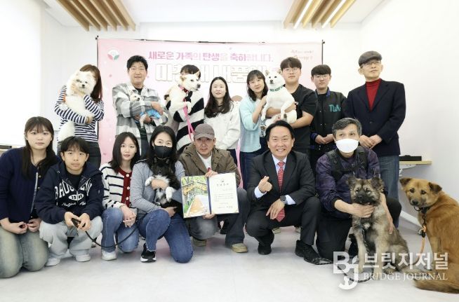 ‘서대문 내품애센터’ 유기 동물 입양식(2026. 3. 21.)에서 이성헌 구청장(앞줄 넥타이 맨 이)과 입양 가족들이 기념 촬영을 하고 있다.