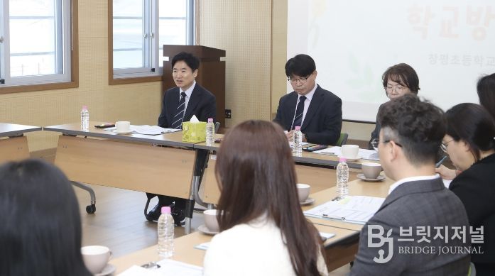 김대중 전라남도교육감과 담양 창평초등학교 교육가족들이 26일 지역사회와 연계한 교육 활성화 방안을 논의하고 있다.