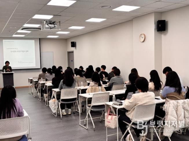 천안시도서관본부가 26일 사서직 공무원을 대상으로 직무교육을 진행하고 있다.