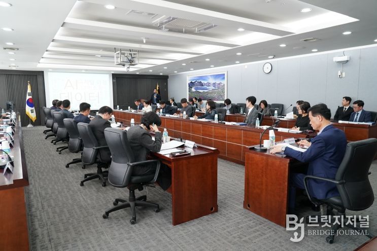 성북구 관계자들이 ‘성북형 AI 모델 개발 및 추진전략 수립 용역 착수보고회’에 참석해 AI 행정 도입 방향을 공유하고 있다.