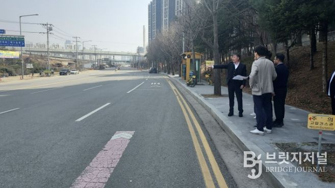 현장 점검 사진(왼쪽 정현모 건설교통국장 외 시 관계자)