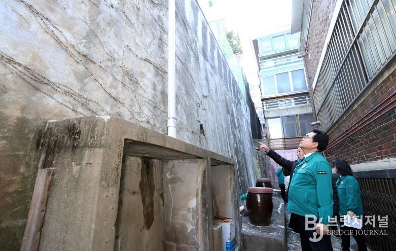 박일하 동작구청장이 13일, 동작구 사당동 한 주택가에서 해빙기를 맞아 노후 옹벽·석축 등 안전사고 예방을 위한 현장 점검을 하고 있다.