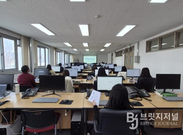 천안시가 서북구청에서 공무원을 대상으로 ‘생성형 AI 업무활용 실습교육’을 실시하고 있다.