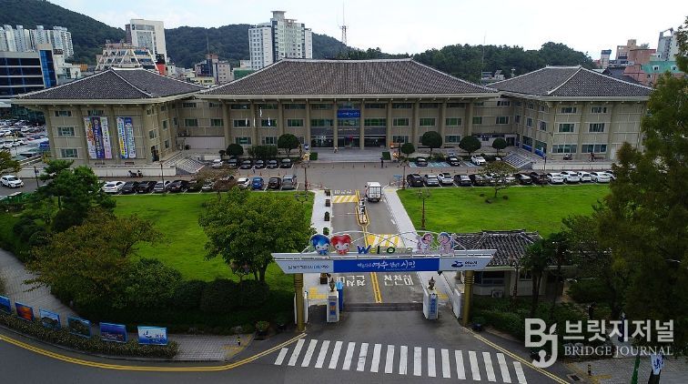 여수시가 청년들의 전입을 축하하고 안정적인 지역 정착을 지원하기 위해 ‘2026년 여수 전입 청년 1인가구 웰컴박스 지원사업’ 대상자를 오는 4월부터 모집한다.