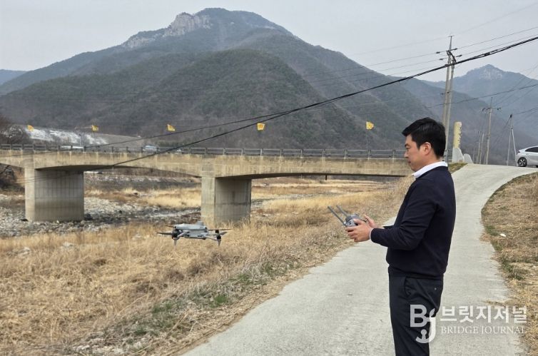 민원지적과 직원이 지적확정측량 대상지 및 개발부담금 부과대상 사업지 현장에서 드론을 직접 조종하고 있다.