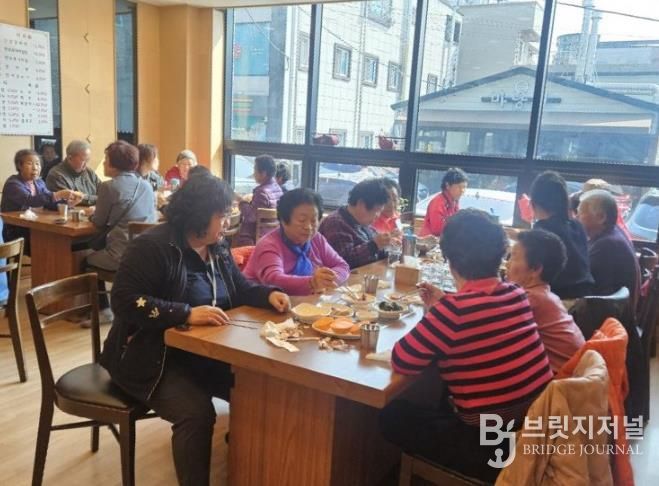 금산군 취약계층 어르신 식생활 지원 장수밥상 점심식사 제공 모습
