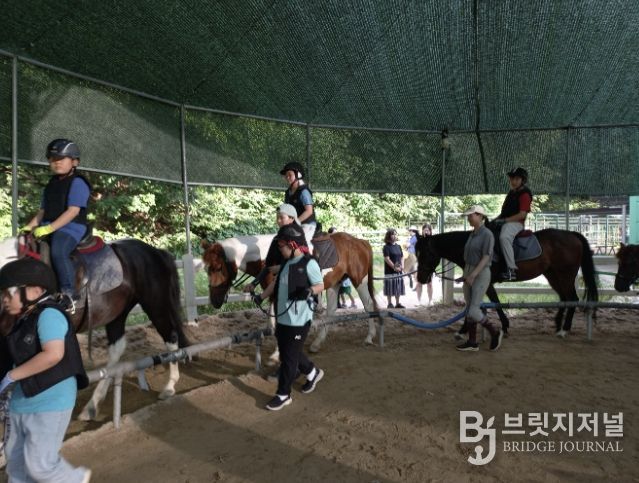과천시 학생승마 지원사업 말타기 수업 모습