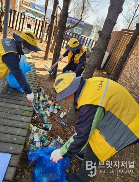 파주시 법원읍 실버경찰대, '2026년 우리 동네 새 단장' 새봄맞이 대청소 실시