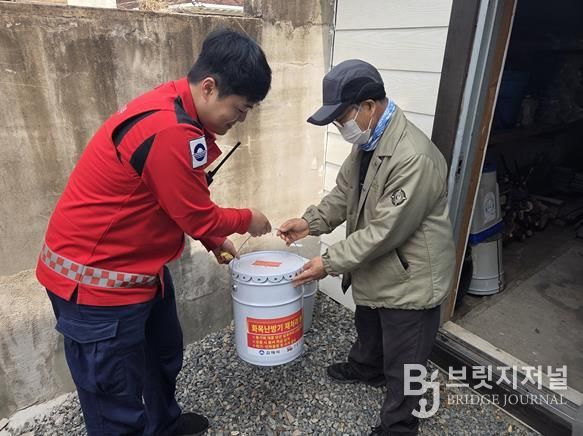 김해시, 화목난방기 사용가구 재처리 용기 보급 개별 방문 산불 예방 홍보 강화