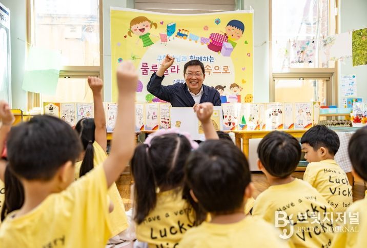 지난해(2025년) 어린이집을 방문하여 동화책 구연을 하고 있는 김경호 광진구청장