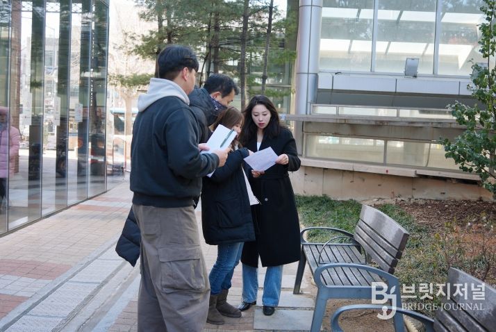 정초립 강북구의원(우측)이 강북구청 공원녹지과 관계자들과 함께 미소공원 환경개선 현장을 점검하며 시설 및 개선 사항을 확인하고 있다.