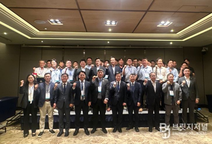 인천항 호치민 포럼에서 기념사진을 촬영하고 있다.