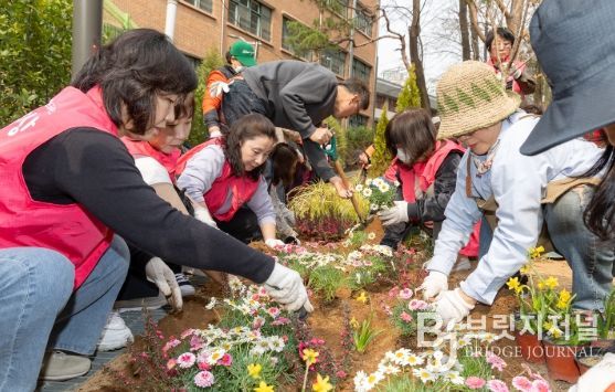 꽃과 나무에 담은 봄…박강수 마포구청장, 주민과 함께 정원 가꿔