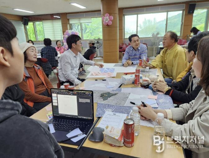 수원시 팔달구 행궁동 주민들이 중장기 발전 방향을 담은 우리동네 자치계획 수립을 위한 회의를 하고 있다.