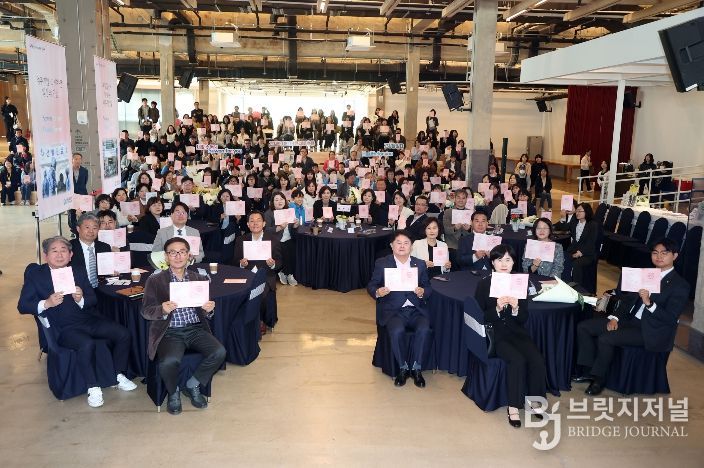 이재식 의장을 비롯한 참석자들이 ‘2026년 보건의 날 기념행사’에서 기념촬영을 하고 있다.