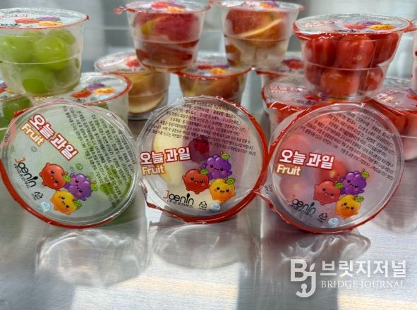 밀양시 관내 초등학교 돌봄교실에 제공되는 과일 간식 모습