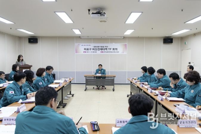 박강수 마포구청장이 비상경제 대책 TF 회의에 참석해 당부사항을 전달하고 있다.