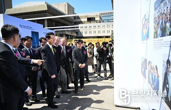 오세훈 서울시장이 7일(화) 열린 「제62회 한국보도사진전: 오늘의 보도사진, 내일의 역사가 되다」에서 전시를 관람하고 있다.