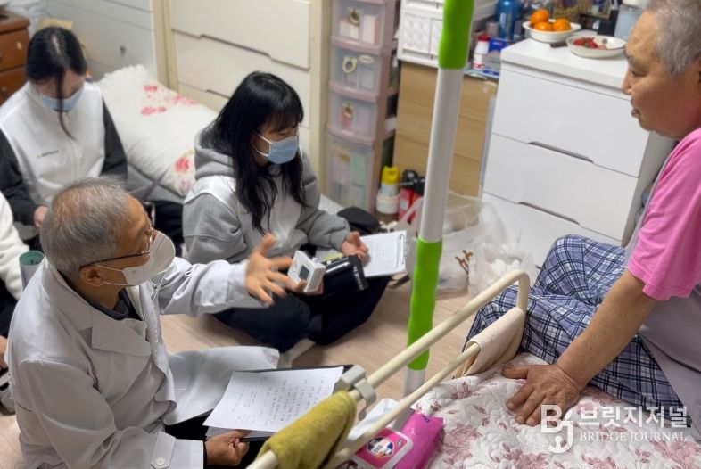 건강장수센터 건강전문 다학제팀 의사가 건강관리가 필요한 어르신 가정에 방문하여 건강상담을 하고 있다